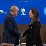 burcu-koksal-ozgur-ozel-gece-yarisi-mesajlarinin-arka-plani