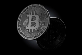 Koyu zemin üzerinde duran, üzerinde Bitcoin simgesi bulunan metal para