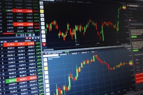 Ekranda hisse senedi grafiklerini gösteren borsa verileri