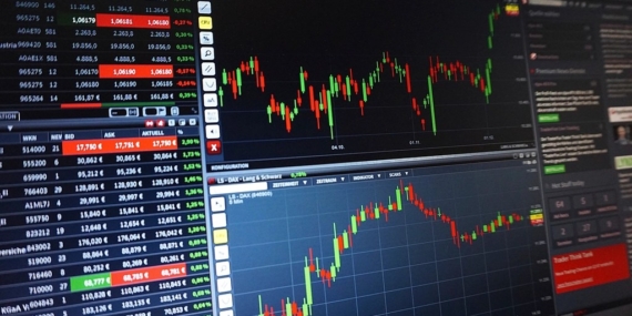 Ekranda hisse senedi grafiklerini gösteren borsa verileri