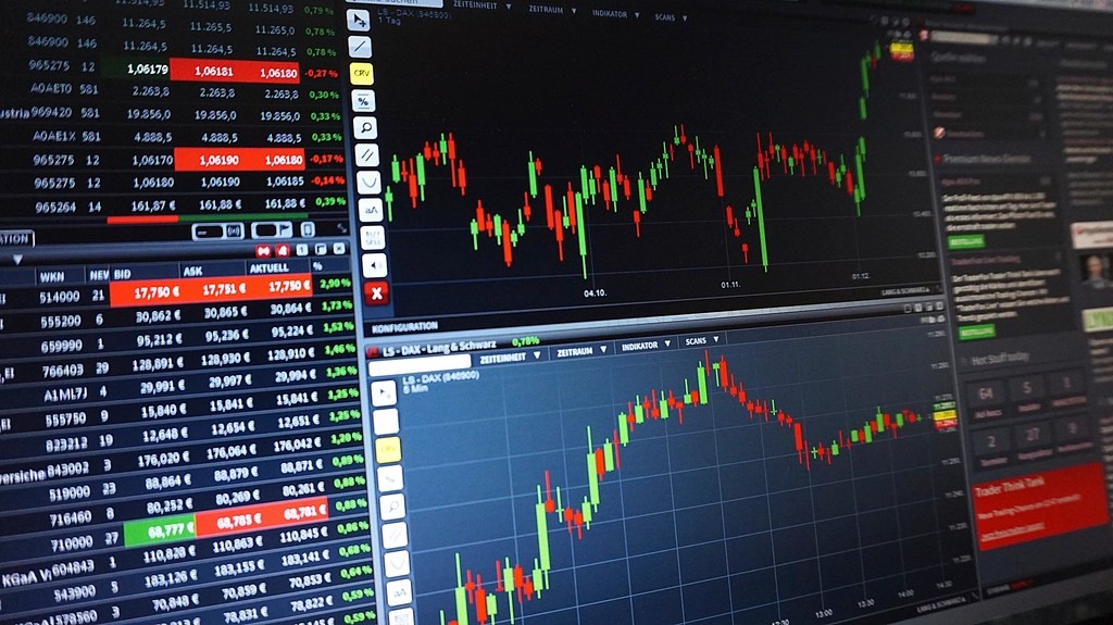 Ekranda hisse senedi grafiklerini gösteren borsa verileri