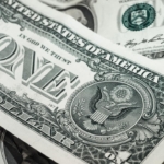 Üst üste duran dolar banknotları