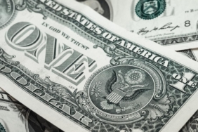 Üst üste duran dolar banknotları
