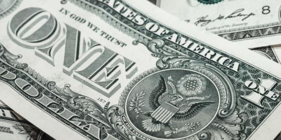 Üst üste duran dolar banknotları