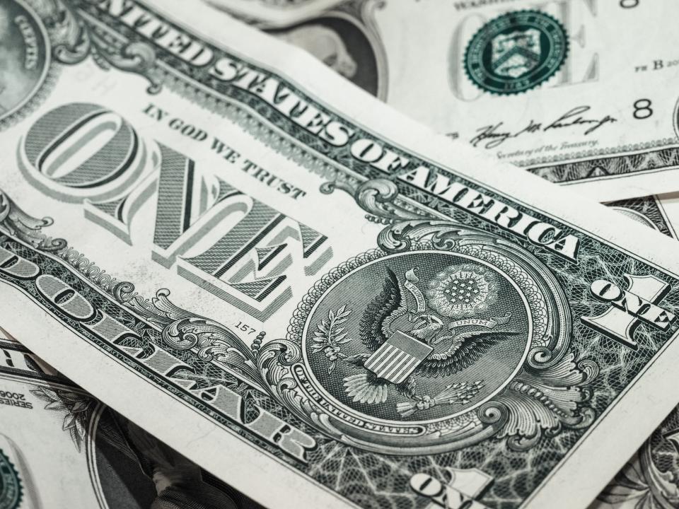 Üst üste duran dolar banknotları