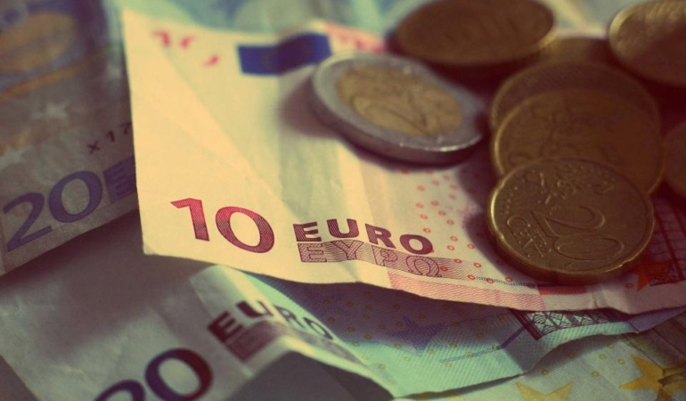 Kâğıt banknotların üzerinde duran madeni paralar