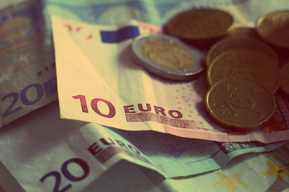 Kâğıt banknotların üzerinde duran madeni paralar