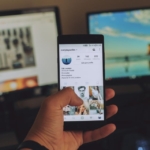 Elinde sosyal medya akışı açık bir akıllı telefon tutan kullanıcı