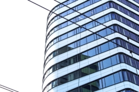 Aşağıdan çekilmiş cam cepheli çok katlı bir ofis binası