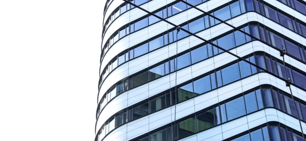 Aşağıdan çekilmiş cam cepheli çok katlı bir ofis binası