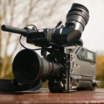 Açık havada duran profesyonel bir video kamera