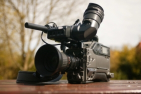 Açık havada duran profesyonel bir video kamera